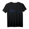 Guitar Lake Reflections Musik- und Gitarrenliebhaber T-Shirt – Landschaftsdesign mit Gitarre, ideal für Musiker, Gitarristen & Naturfreunde