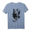 Modisches Wolf T-Shirt mit blauen Augen im künstlerischen Design – Stylisches Tiermotiv für Wolf-Fans und Naturbegeisterte