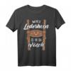 Mei Lederhosn is in da Wäsch T-Shirt – Lustiges Herren Trachten Shirt für Oktoberfest, Wiesn & Bayerische Tracht