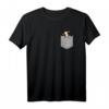 Kuh in Brusttasche T-Shirt – Lustiges Geschenk für Bauern, Milchliebhaber & Jersey Cow Fans zum Geburtstag