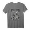 Viking World Tour T-Shirt mit Axt Weltkarte und Valknut – Perfektes Geschenk für Wikinger, Kelten, Germanen Fans und Mythologie-Enthusiasten