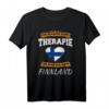 Ich Brauche Keine Therapie Ich Muss Nur Nach Finnland T-Shirt – Lustiges Geschenk für Finnland Fans, Urlauber & Menschen mit finnischer Abstammung