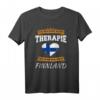 Ich Brauche Keine Therapie Ich Muss Nur Nach Finnland T-Shirt – Lustiges Geschenk für Finnland Fans, Urlauber & Menschen mit finnischer Abstammung