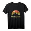 Vintage Skyline Frankfurt T-Shirt – Geschenkidee & Souvenir mit Retro Sonnenuntergang für Touristen & Einheimische