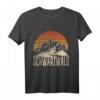 Schönes Schwarzwald Gebirge T-Shirt im Retro Look – Perfekt für Wanderer, Naturfreunde und als Geschenk aus Freiburg und Breisgau