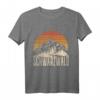 Schönes Schwarzwald Gebirge T-Shirt im Retro Look – Perfekt für Wanderer, Naturfreunde und als Geschenk aus Freiburg und Breisgau