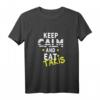 Lass uns das tragen Keep Calm und iss Takis T-Shirt – Lustiges Food-Design für Snack-Liebhaber, Männer, Frauen & Kinder
