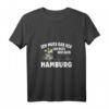 Damen T-Shirt 'Ich muss gar nix - ich muss nur nach Hamburg' mit V-Ausschnitt – Lustiges Hamburg-Design für Urlaub & Alltag