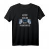 Keep Calm and Eat Handkäs T-Shirt – Lustiges Hessen Shirt mit Apfelwein & Bembel, ideales Geschenk für Hessen-Liebhaber