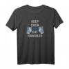 Keep Calm and Eat Handkäs T-Shirt – Lustiges Hessen Shirt mit Apfelwein & Bembel, ideales Geschenk für Hessen-Liebhaber