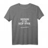 Husum ist wie New York ... nur ganz anders T-Shirt – Witziges Stadt-Spruchshirt für Husum-Liebhaber & Humorvolle Geschenke