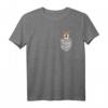 Lustiges Shiba Inu in Brusttasche T-Shirt - Perfektes Geschenk für Shiba Inu Fans, Hundeliebhaber & Deko-Enthusiasten