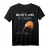 Neuseeland is Calling, and I Must Go... Witziges Neuseeland Spruch T-Shirt – Perfektes Geschenk für Kiwi-Fans & Neuseeland-Reisende