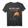 Neuseeland is Calling, and I Must Go... Witziges Neuseeland Spruch T-Shirt – Perfektes Geschenk für Kiwi-Fans & Neuseeland-Reisende