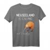 Neuseeland is Calling, and I Must Go... Witziges Neuseeland Spruch T-Shirt – Perfektes Geschenk für Kiwi-Fans & Neuseeland-Reisende