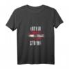Lettland Stolz T-Shirt mit Flagge – V-Ausschnitt für Fans, Veteranen und patriotische Anlässe