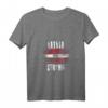 Lettland Stolz T-Shirt mit Flagge – V-Ausschnitt für Fans, Veteranen und patriotische Anlässe