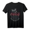 Coca-Cola Is My Happy Place Beach Line Art Logo T-Shirt – Offiziell lizenzierte Coca-Cola Mode für Männer und Frauen