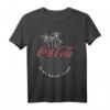 Coca-Cola Is My Happy Place Beach Line Art Logo T-Shirt – Offiziell lizenzierte Coca-Cola Mode für Männer und Frauen