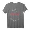 Coca-Cola Is My Happy Place Beach Line Art Logo T-Shirt – Offiziell lizenzierte Coca-Cola Mode für Männer und Frauen