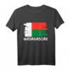 Flagge Madagaskar T-Shirt – Blickfang auf Straße, Arbeit & Events – Perfektes Geschenk für Familie & Freunde