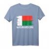 Flagge Madagaskar T-Shirt – Blickfang auf Straße, Arbeit & Events – Perfektes Geschenk für Familie & Freunde