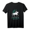Limitierte Pferde T-Shirt Reitsport Geschenk – And into the Forest I Go, perfektes Outfit & Geschenk für Reiter, Pferdeliebhaber & Naturfans