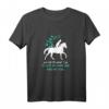 Limitierte Pferde T-Shirt Reitsport Geschenk – And into the Forest I Go, perfektes Outfit & Geschenk für Reiter, Pferdeliebhaber & Naturfans