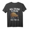 Neuseeland ist calling T-Shirt – Witziges Geschenk für Neuseeland- und Kiwi-Fans, ideal zum Geburtstag und für Reisebegeisterte