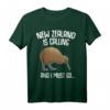 Neuseeland ist calling T-Shirt – Witziges Geschenk für Neuseeland- und Kiwi-Fans, ideal zum Geburtstag und für Reisebegeisterte