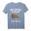 Neuseeland ist calling T-Shirt – Witziges Geschenk für Neuseeland- und Kiwi-Fans, ideal zum Geburtstag und für Reisebegeisterte