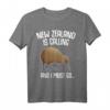 Neuseeland ist calling T-Shirt – Witziges Geschenk für Neuseeland- und Kiwi-Fans, ideal zum Geburtstag und für Reisebegeisterte
