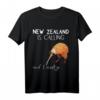 Neuseeland ist calling, and I must go... Witziges Geschenk T-Shirt für Kiwi-Fans & Backpacker – Perfekt zum Geburtstag