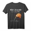 Neuseeland ist calling, and I must go... Witziges Geschenk T-Shirt für Kiwi-Fans & Backpacker – Perfekt zum Geburtstag