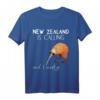 Neuseeland ist calling, and I must go... Witziges Geschenk T-Shirt für Kiwi-Fans & Backpacker – Perfekt zum Geburtstag