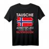 Tausche Arbeitsplatz Gegen Hütte in Norwegen T-Shirt – Lustiges Camping & Angler Motiv mit Norwegen Flagge für Outdoor-Fans
