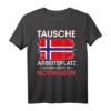 Tausche Arbeitsplatz Gegen Hütte in Norwegen T-Shirt – Lustiges Camping & Angler Motiv mit Norwegen Flagge für Outdoor-Fans
