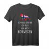 Ich Muss Gar Nix Ich Muss Nur Nach Norwegen T-Shirt – Norwegen Motiv mit Elch und Flagge für Urlauber und Angler
