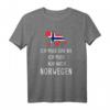 Ich Muss Gar Nix Ich Muss Nur Nach Norwegen T-Shirt – Norwegen Motiv mit Elch und Flagge für Urlauber und Angler