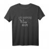 Das Leben passiert, Wein hilft T-Shirt – Lustiges Geschenk für Weinliebhaber, Freunde & Familie zum Geburtstag, Feiertag oder einfach so