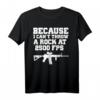 AR15 Gun T-Shirt mit Spruch 'Because I Can't Throw A Rock At 2500 FPS' – Humorvolles Waffenshirt für Schützen & Waffenliebhaber