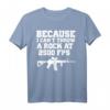 AR15 Gun T-Shirt mit Spruch 'Because I Can't Throw A Rock At 2500 FPS' – Humorvolles Waffenshirt für Schützen & Waffenliebhaber