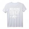 AR15 Gun T-Shirt mit Spruch 'Because I Can't Throw A Rock At 2500 FPS' – Humorvolles Waffenshirt für Schützen & Waffenliebhaber