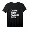 Carpe That Kurwa Diem T-Shirt für Polen Fans - Lustiges Polnisches Spruchshirt für Partys, Freunde & Feiern