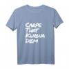 Carpe That Kurwa Diem T-Shirt für Polen Fans - Lustiges Polnisches Spruchshirt für Partys, Freunde & Feiern