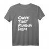 Carpe That Kurwa Diem T-Shirt für Polen Fans - Lustiges Polnisches Spruchshirt für Partys, Freunde & Feiern