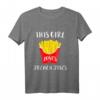 This Girl Loves Pommes Frites - Fast Food Langarmshirt für Pommes-Fans & Feinschmecker, Perfekt für Gastronomie & Imbissbesucher