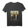 Damen American Gothic by Grant Wood | Pop Art T-Shirt mit V-Ausschnitt – Kunst inspiriertes Damen Shirt für Kunstliebhaberinnen