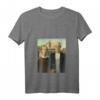 Damen American Gothic by Grant Wood | Pop Art T-Shirt mit V-Ausschnitt – Kunst inspiriertes Damen Shirt für Kunstliebhaberinnen