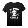 K-Pop & Chill T-Shirt mit niedlicher Kawaii Katze – Perfektes Geschenk für K-Pop Fans und Koreanische Pop Musik Liebhaber